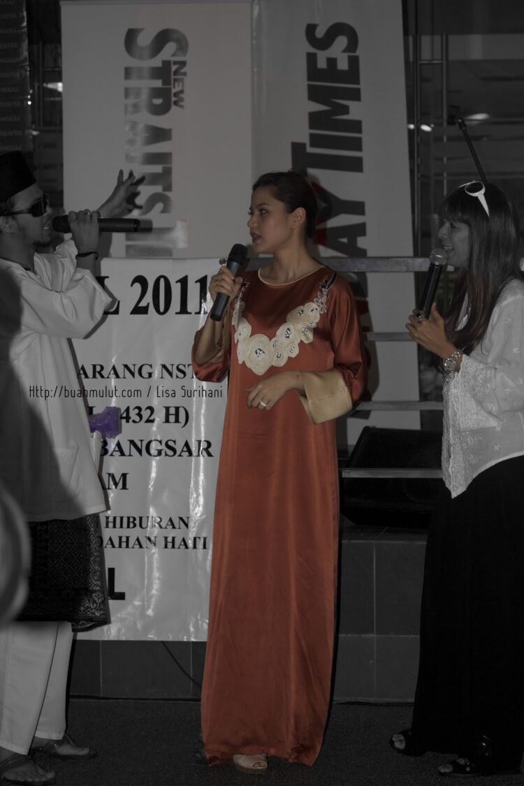 lisa surihani feet 5