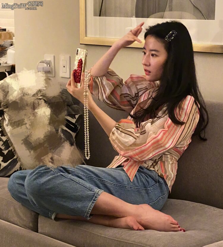 liu yifei feet 4