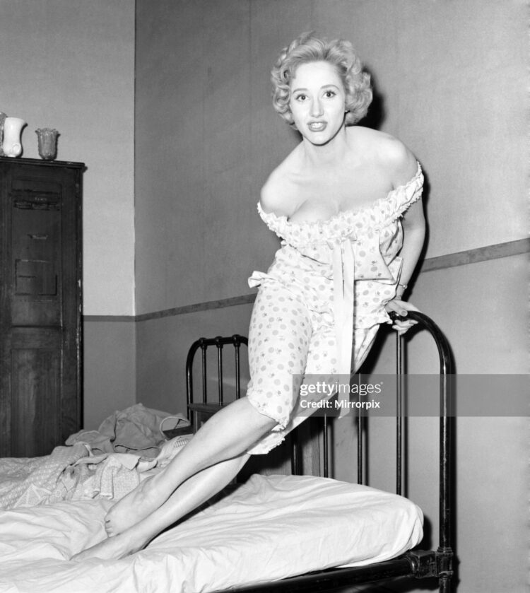 liz fraser feet 5