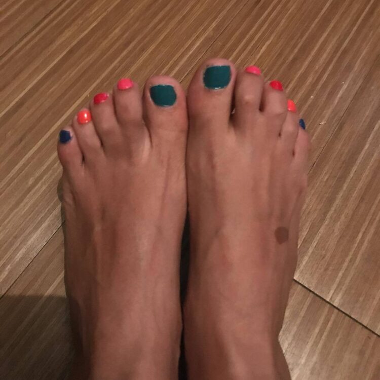 liz gallardo feet