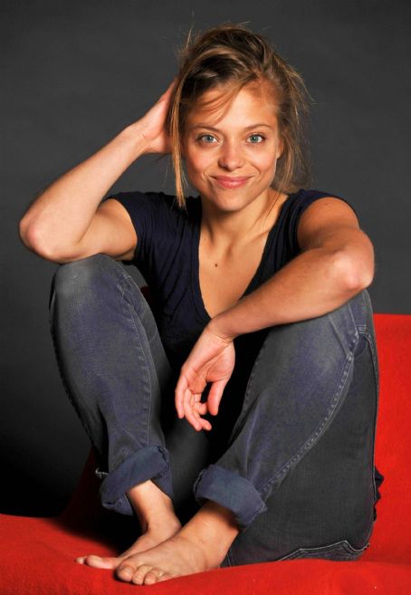 lizzie brochere feet 1