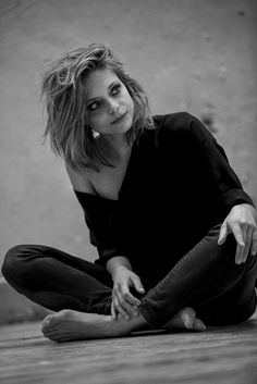 lizzie brochere feet 2