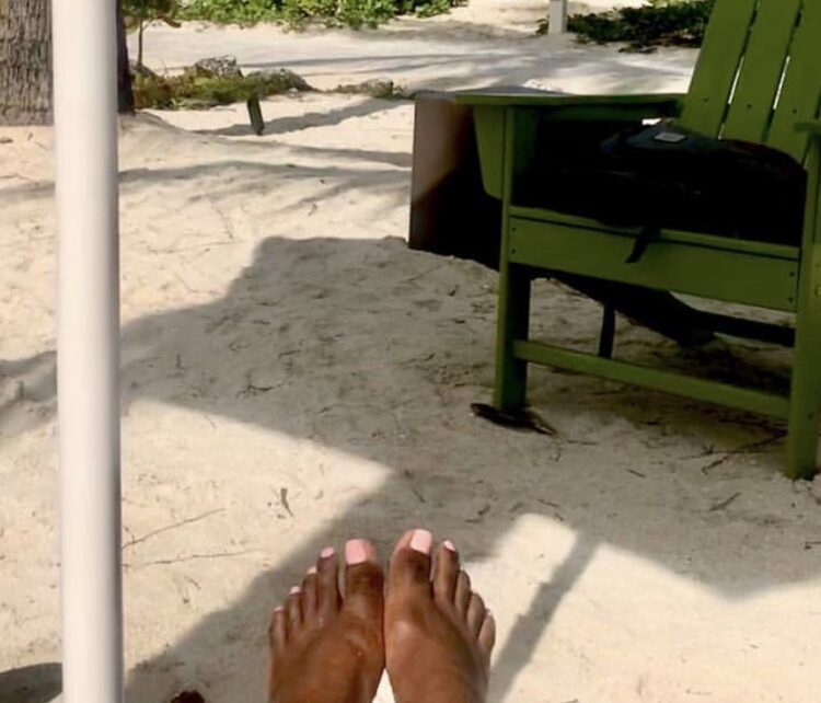 loni love feet 5