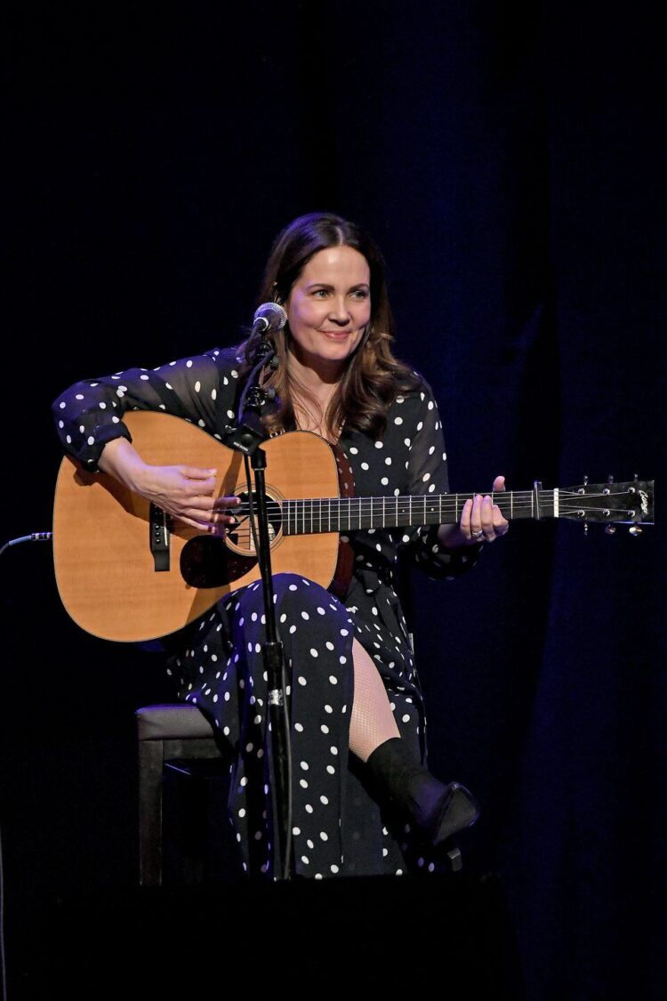 lori mckenna feet 5