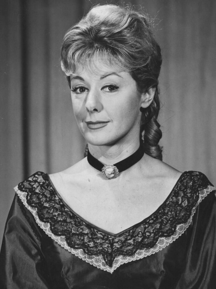 lorrae desmond feet 5