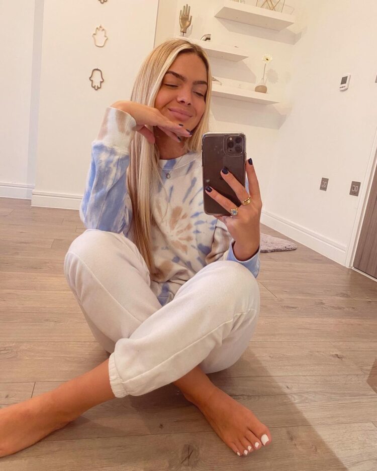louisa johnson feet