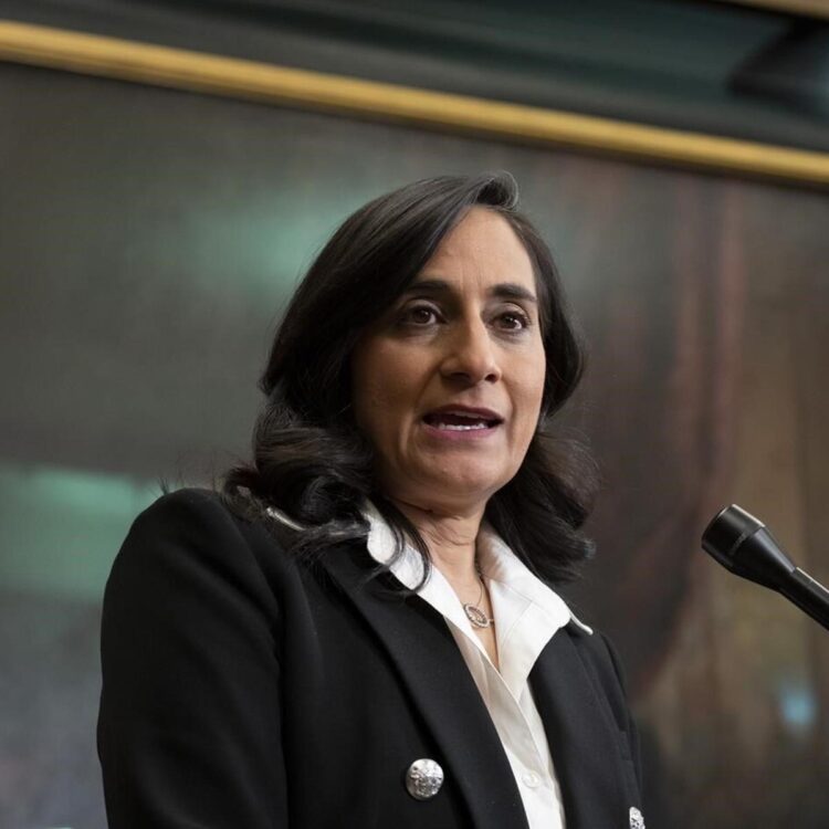 louise arbour feet 2