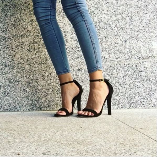 lucia de la puerta feet