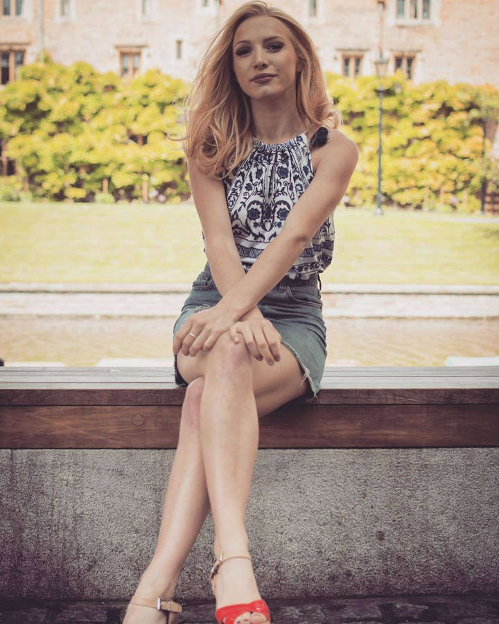 lucy bella earl feet 2