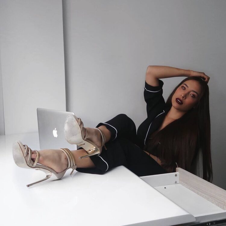 luisa fernanda feet 5