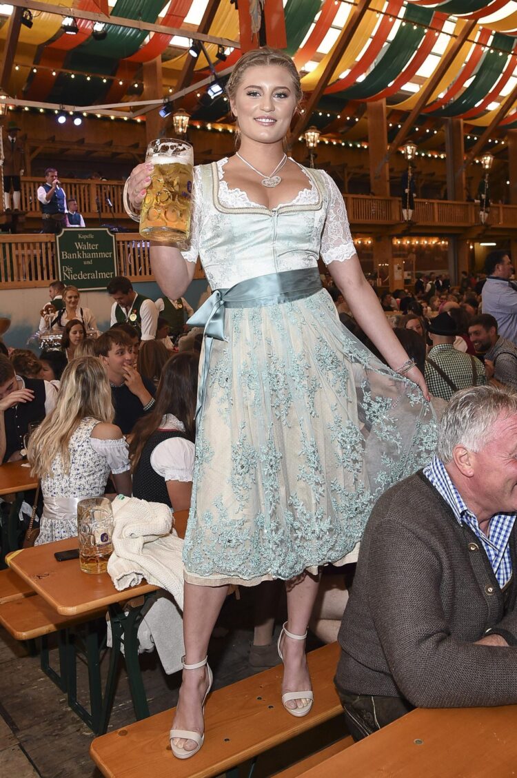 luna schweiger feet 1 scaled