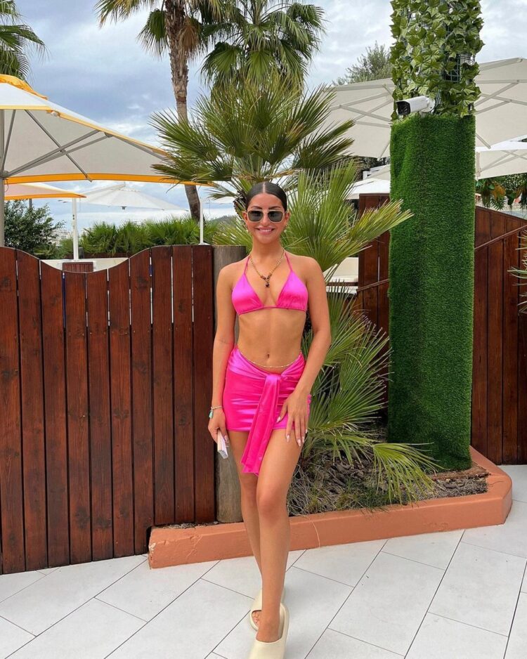 lydia karakyriakou feet 5