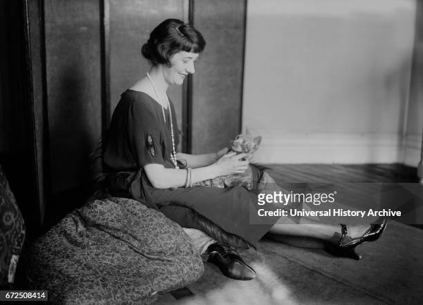 lynn fontanne feet 1