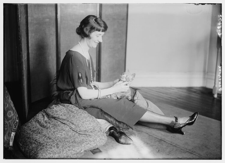 lynn fontanne feet 3