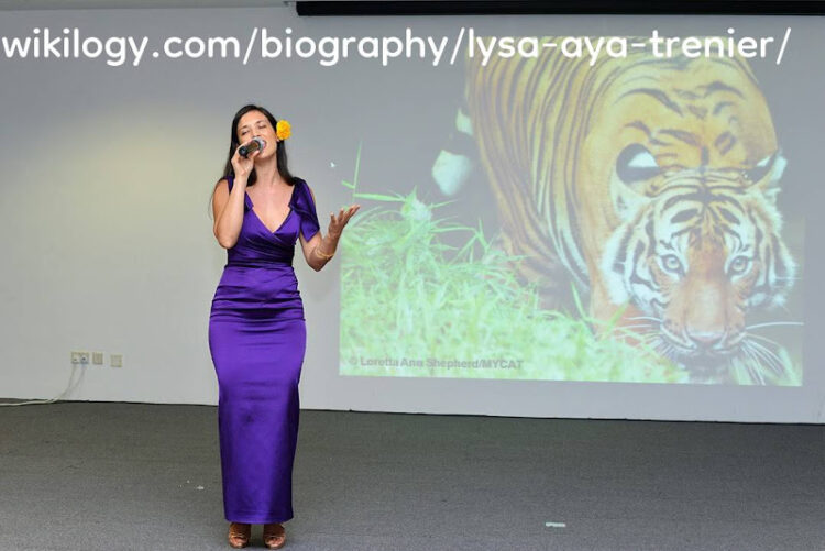 lysa aya trenier feet