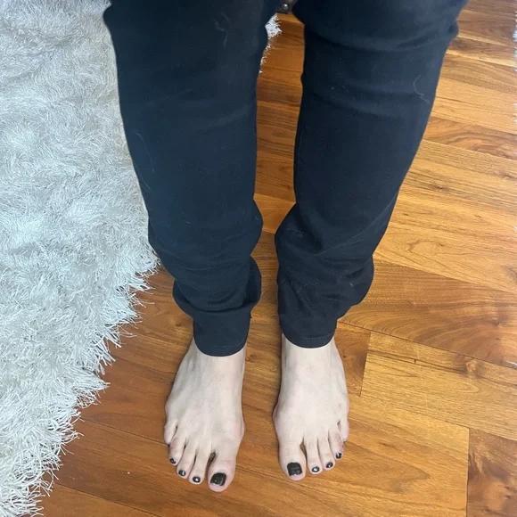 lzzy hale feet 2