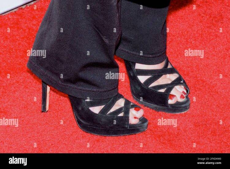 madelyn deutch feet 3