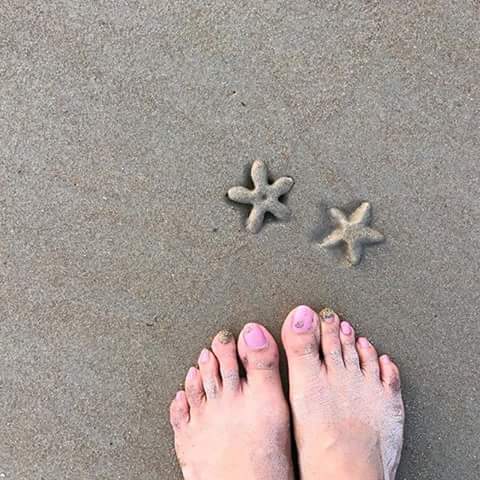 madhuri dixit feet 2