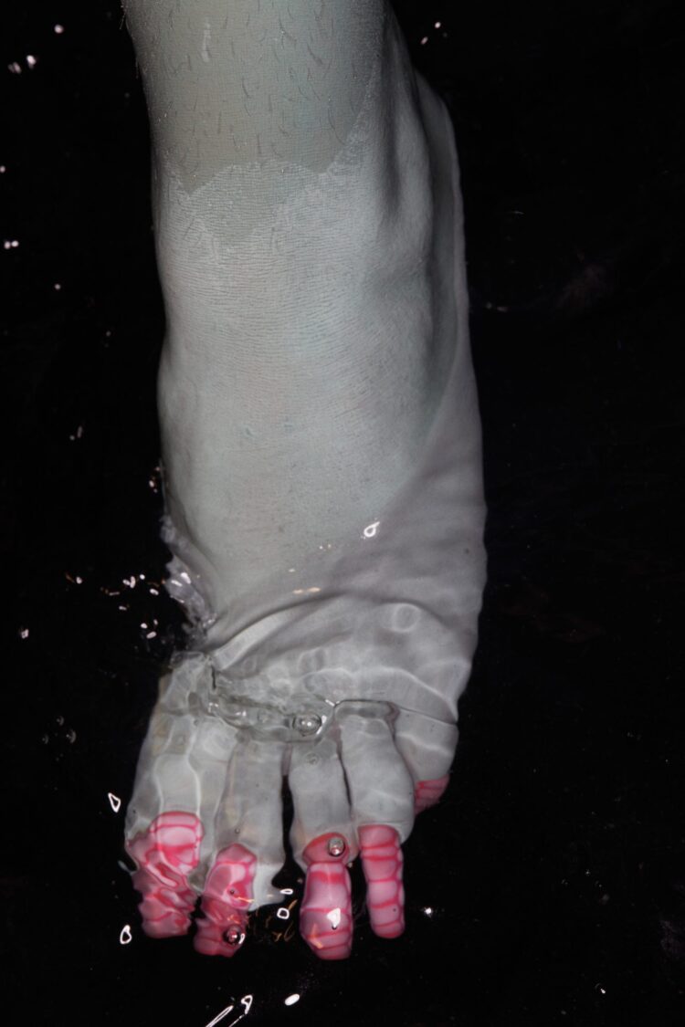 maisie cousins feet 4