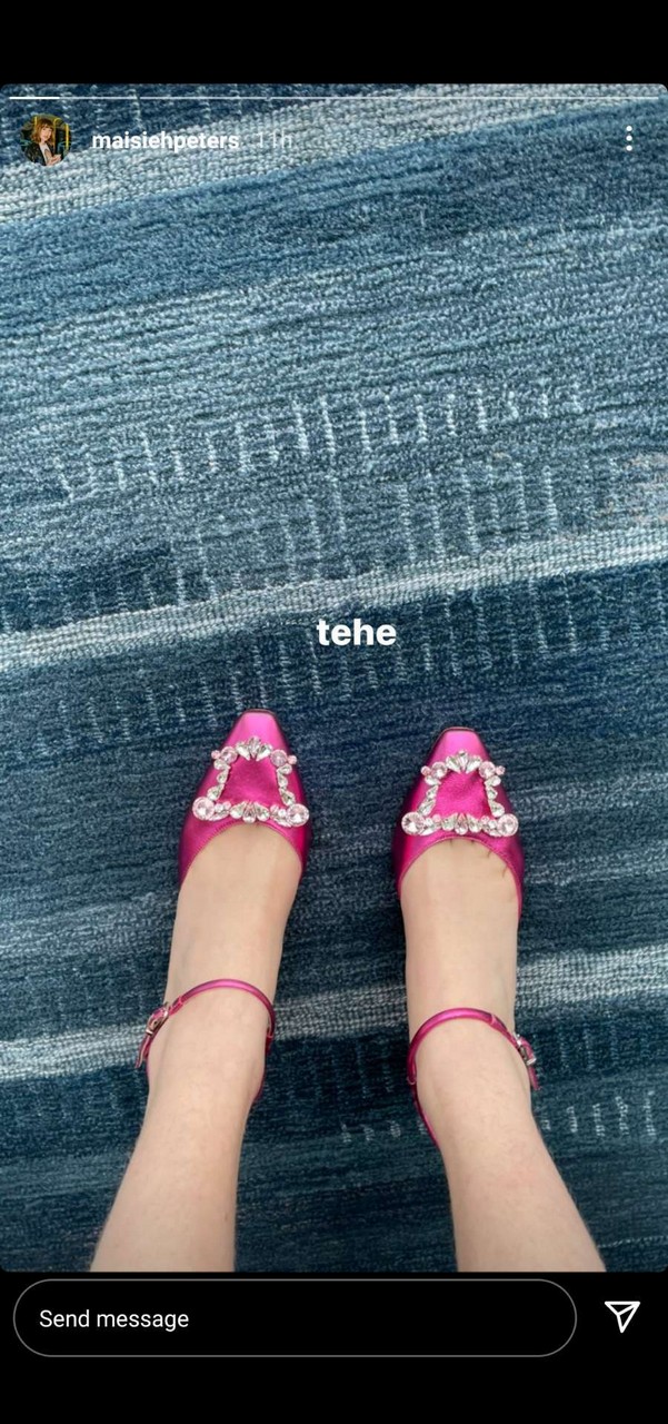 maisie peters feet 5