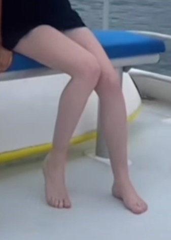maisie peters feet 6