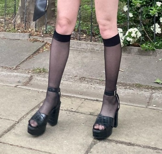 maisie peters feet