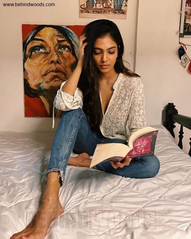 malavika mohanan feet 4