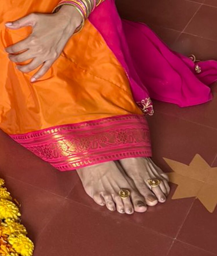 malavika mohanan feet 5