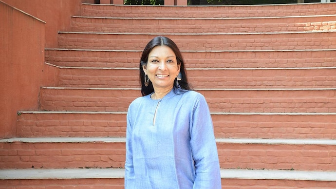 mallika sarabhai feet 4