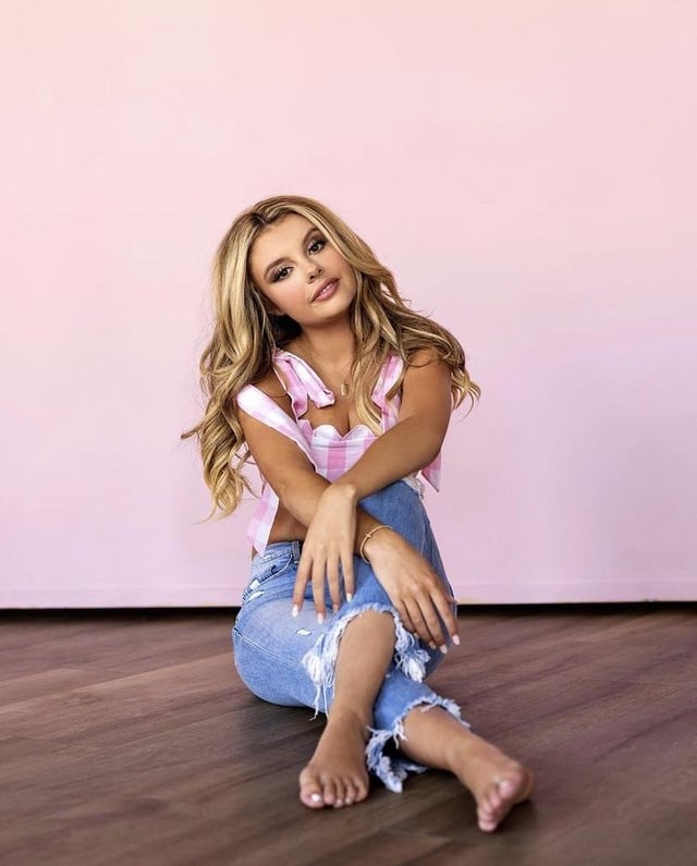 mallory rowan feet 4