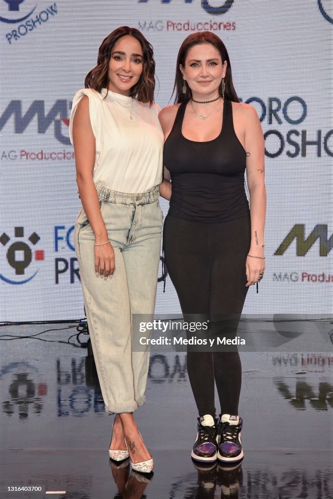 manelyk gonzalez feet 5