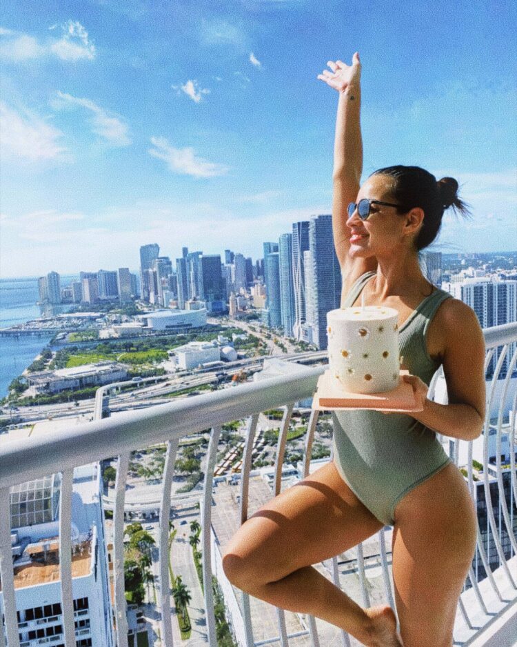 maria gabriela de faria feet 1