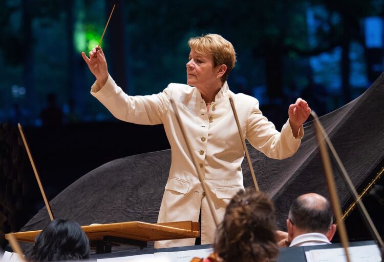 marin alsop feet