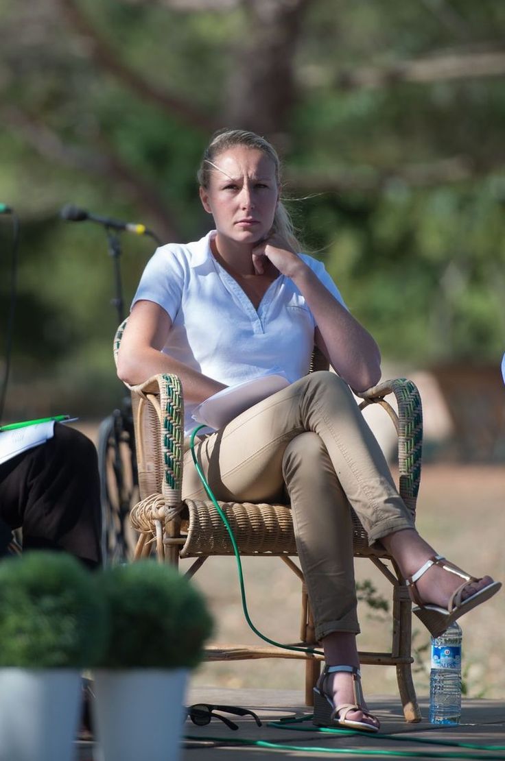 marion marechal feet 2