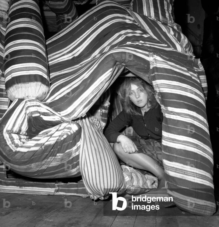 marta minujin feet 3