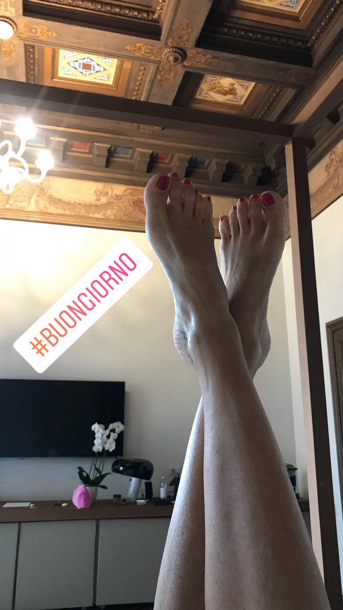 martina colombari feet