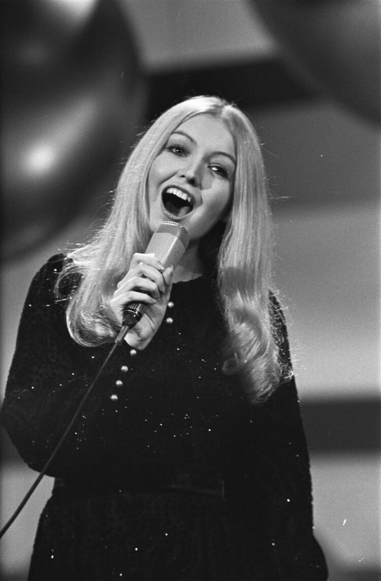 mary hopkin feet 4 scaled