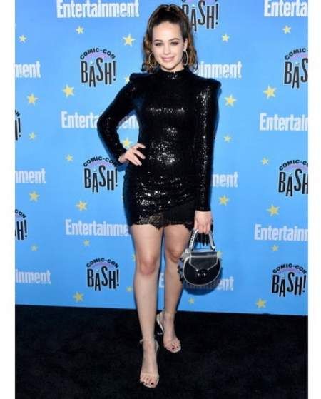 mary mouser feet 4