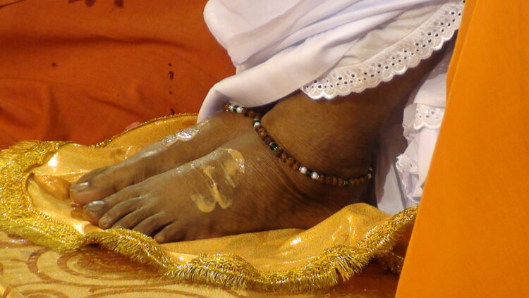 mata amritanandamayi feet 1