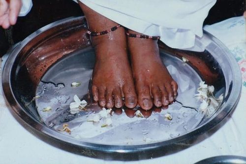 mata amritanandamayi feet 3