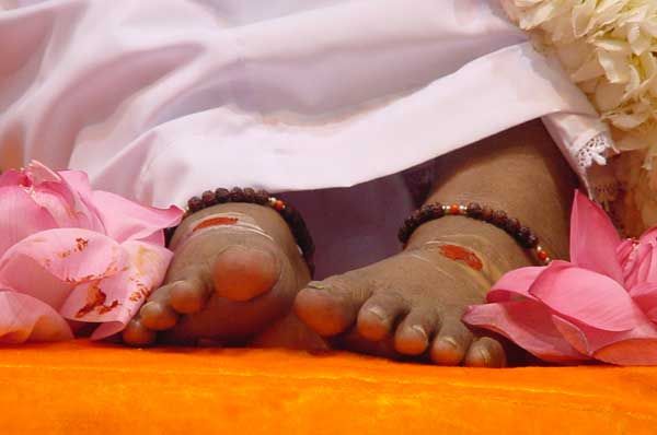 mata amritanandamayi feet 5