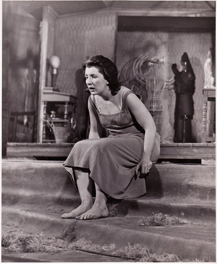 maureen stapleton feet 1