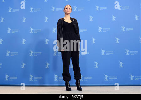 mavie horbiger feet 6