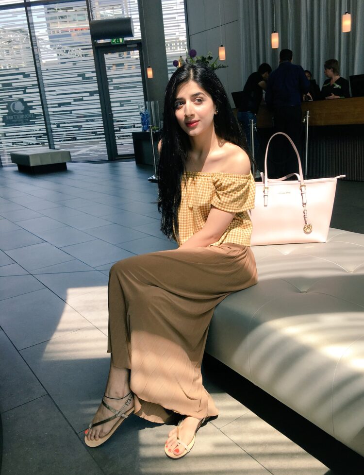 mawra hocane feet 4