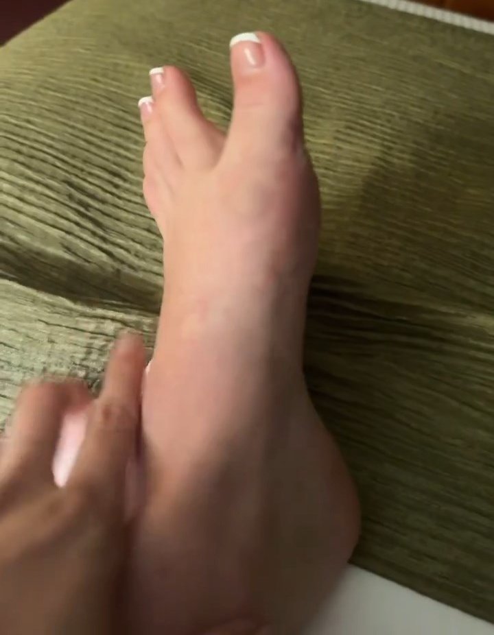 maycee barber feet 4