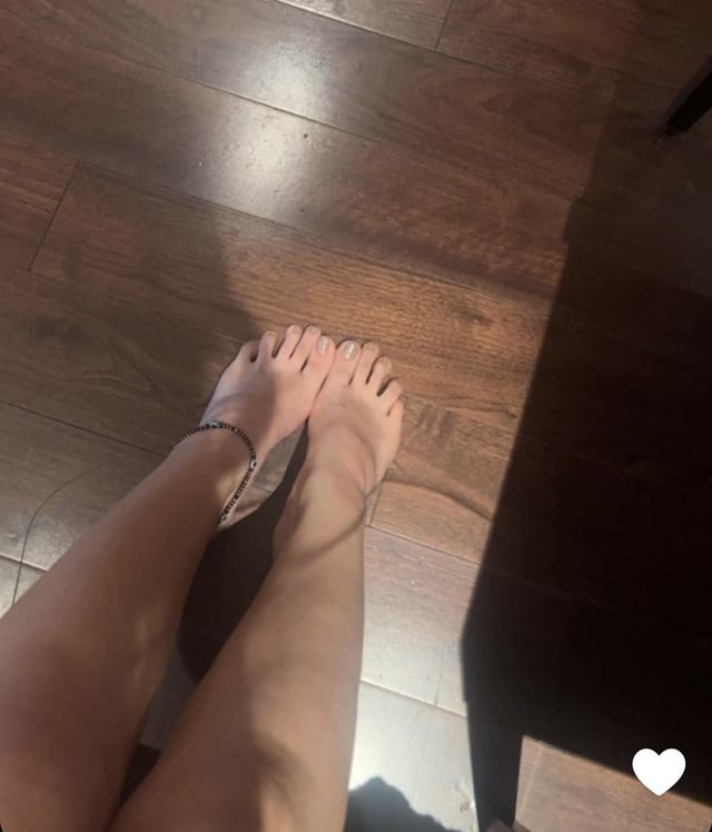 mayra dhiani feet