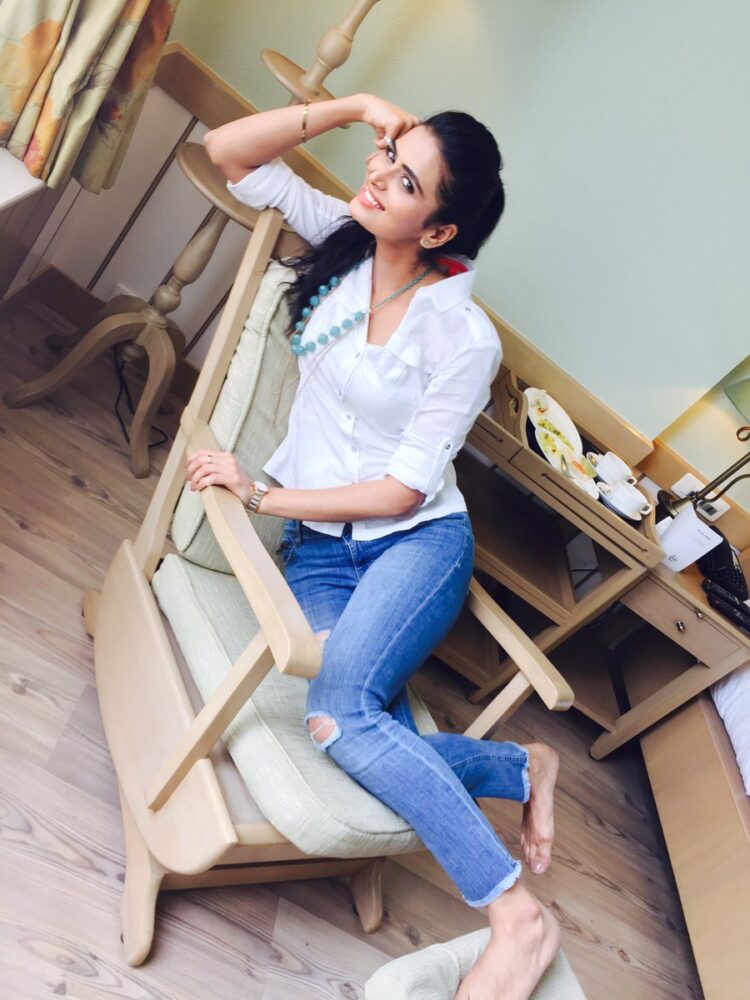 meenakshi dixit feet 5