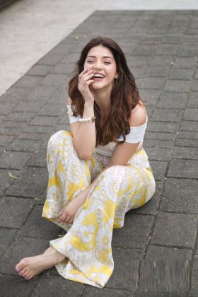 mehreen kaur pirzada feet 3