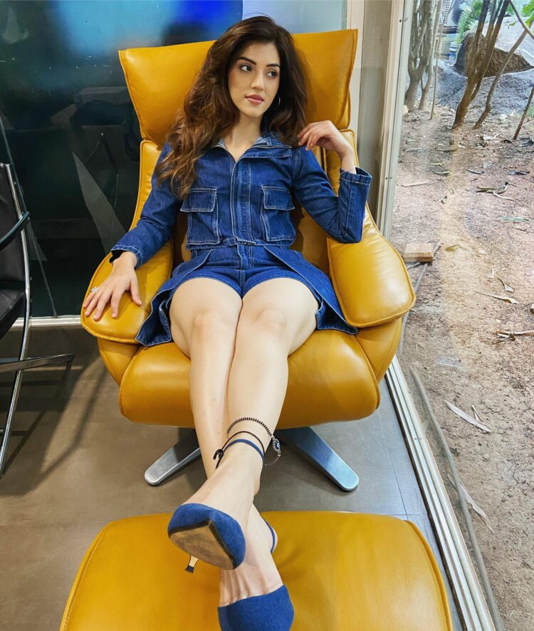 mehreen kaur pirzada feet 6
