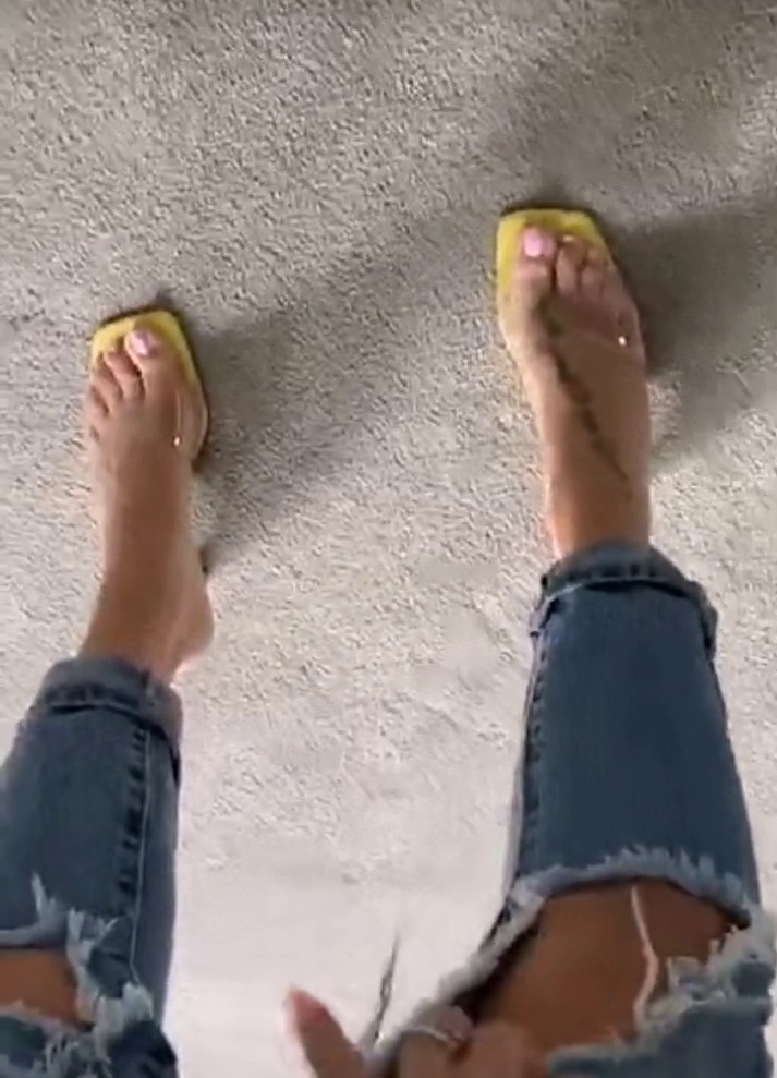 melanie martial feet 3